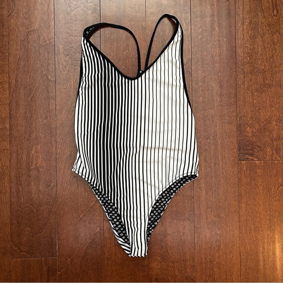 Volcom Reversible Striped Black and White Women’s One Piece, Size XS - Picture 1 of 16